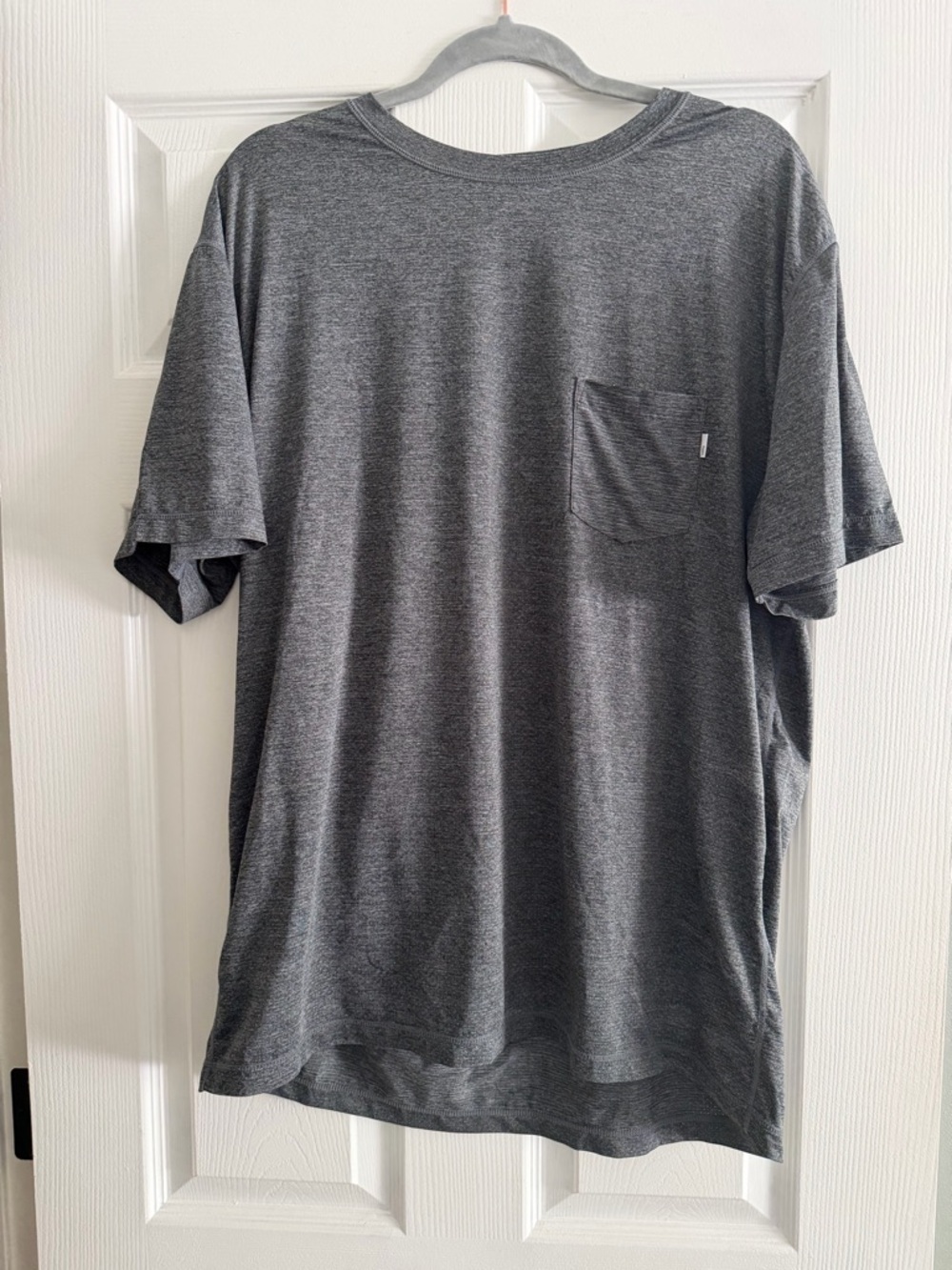Vuori Men's Performance Short Sleeve Pocket T-Shirt — Charcoal Gray
